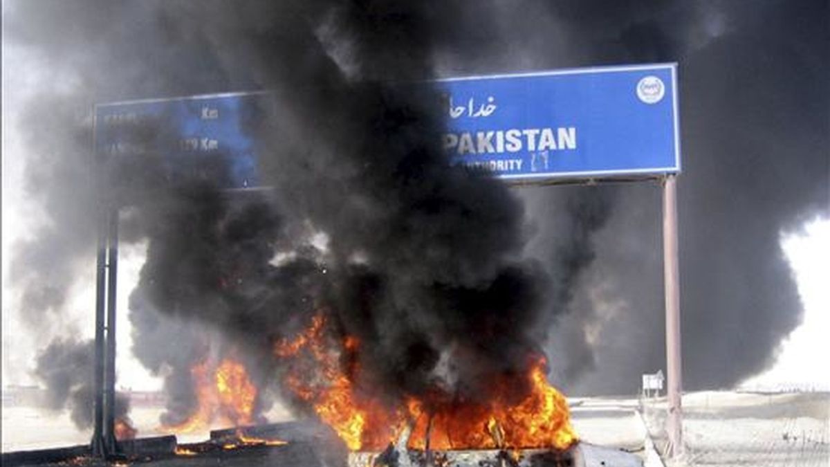 Un vehículo en llamas por la explosión de un camión cisterna, que transportaba combustible para las tropas de la OTAN desplegadas en Afganistán, que fue objetivo ayer de un atentado cerca de la frontera en Chaman (Pakistán). EFE