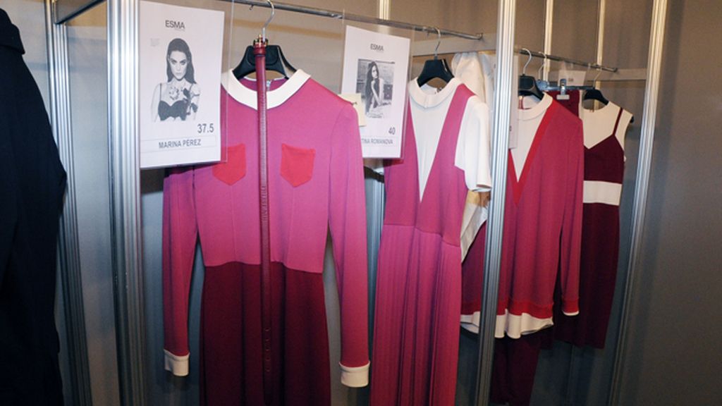 La nueva colección aún colgando en las perchas antes de ser desvelada