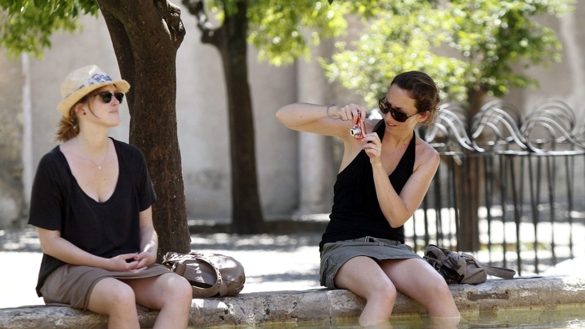 Dos mujeres se refrescan en Córdoba