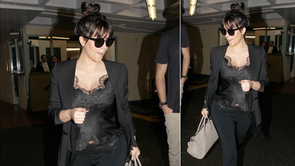 Kim enseñando ombligo y marcando curvas con unas ajustadas mallas