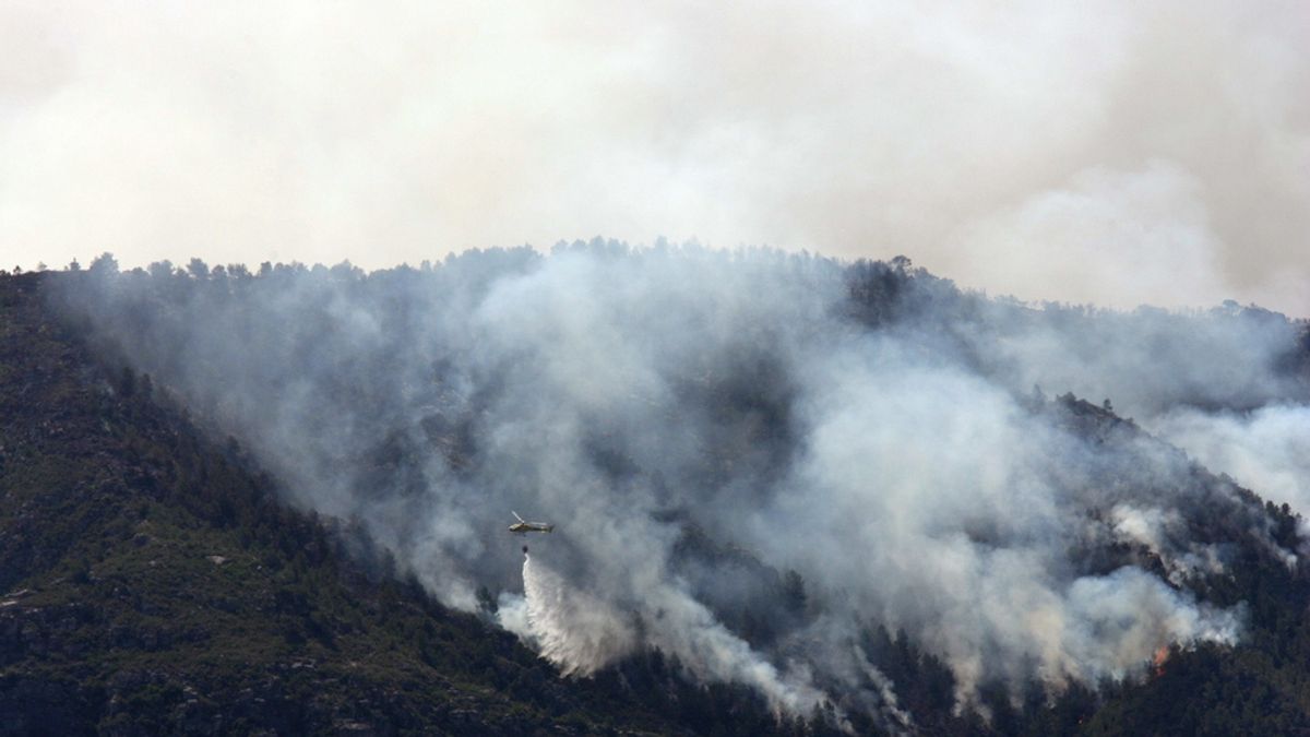 Los medios aéreos vuelven a trabajar en la extinción del incendio de Tivissa (Tarragona)