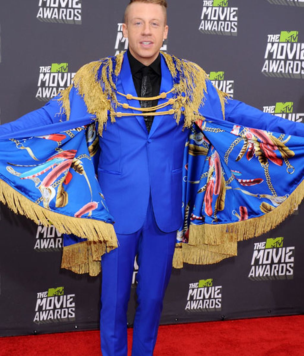 El cantante Macklemore con un look 'príncipe de Beckelar'