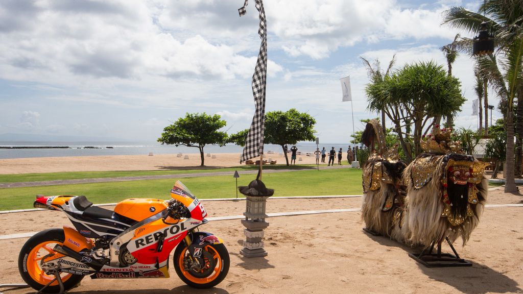 Márquez y Pedrosa presentan su nueva moto para 2015