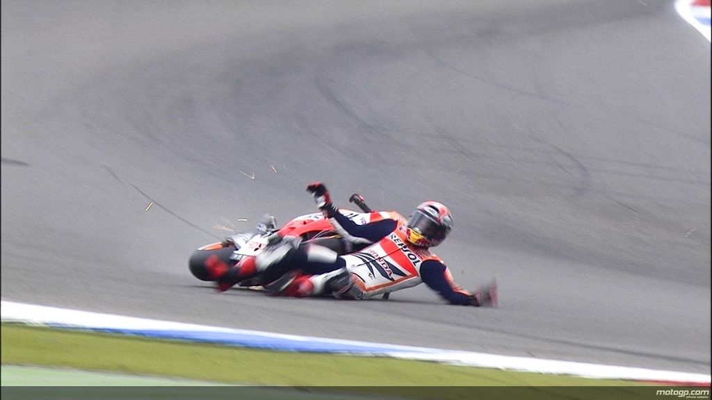 Aparatosa caída de Marc Márquez en los libres de Assen