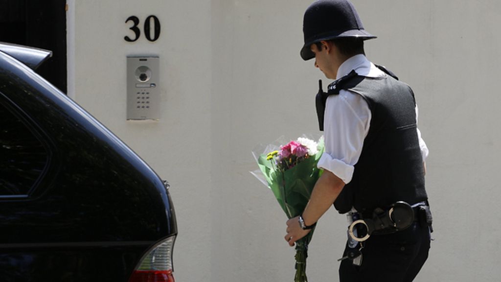 Velas, flores y mensajes para Amy Winehouse