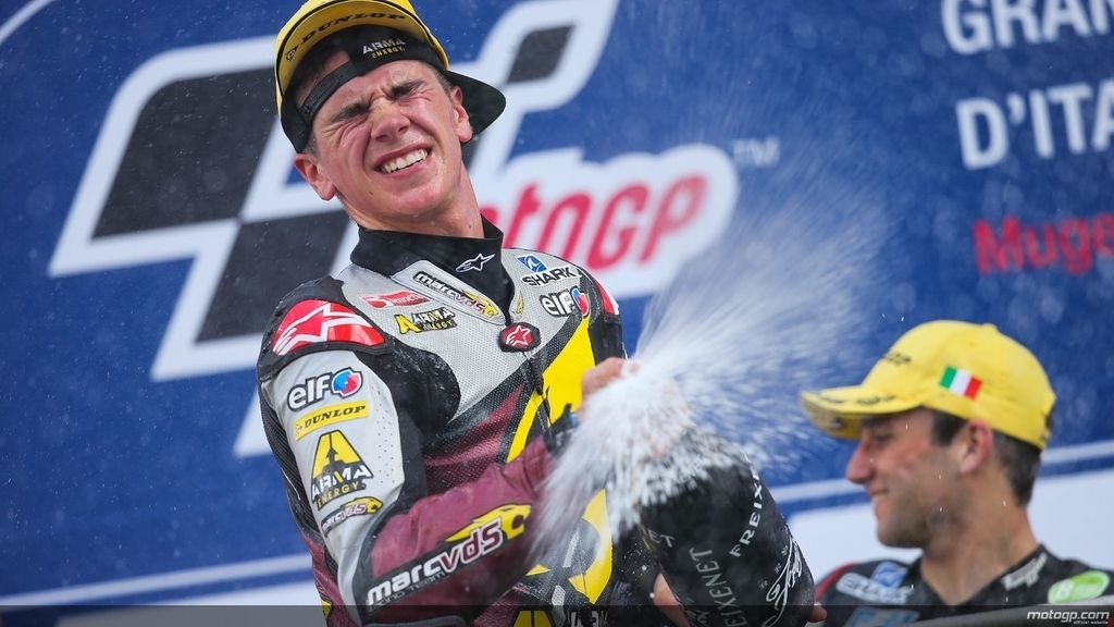 Redding descorcha el champán en el podio de Moto2