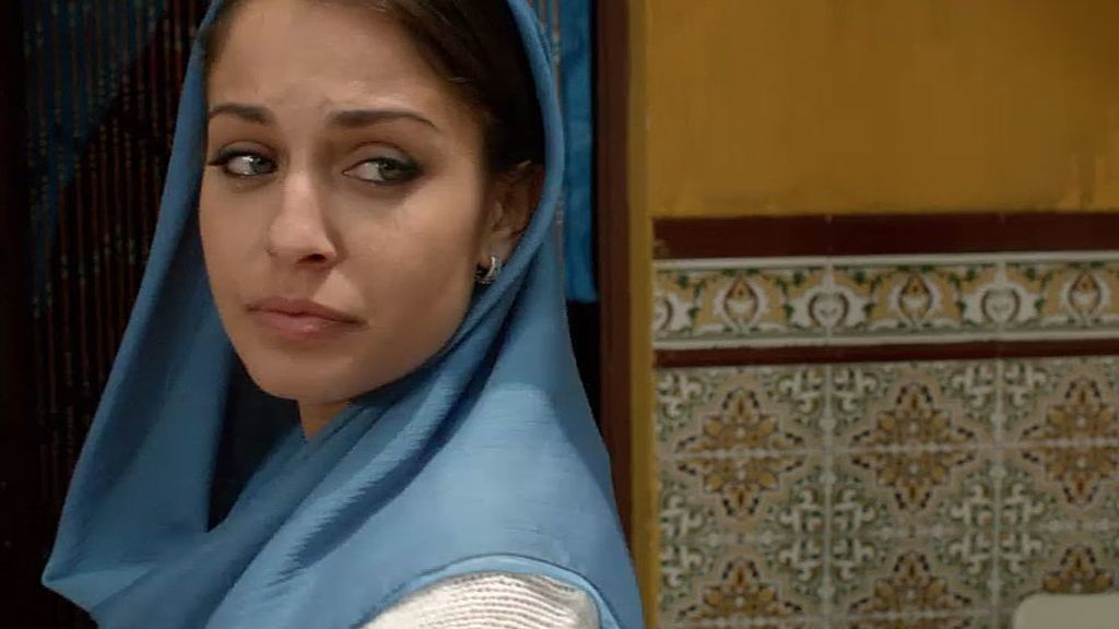 El agente Morey promete a Fátima ayudarla a encontrar a su hermano