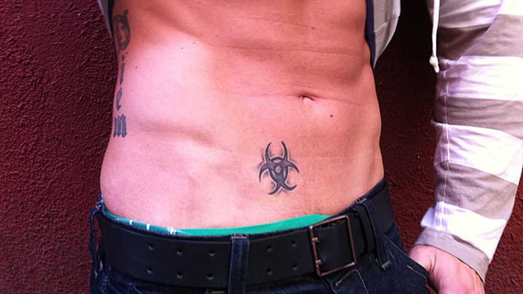 Músculos y tatuajes 'visten' su piel de arriba abajo