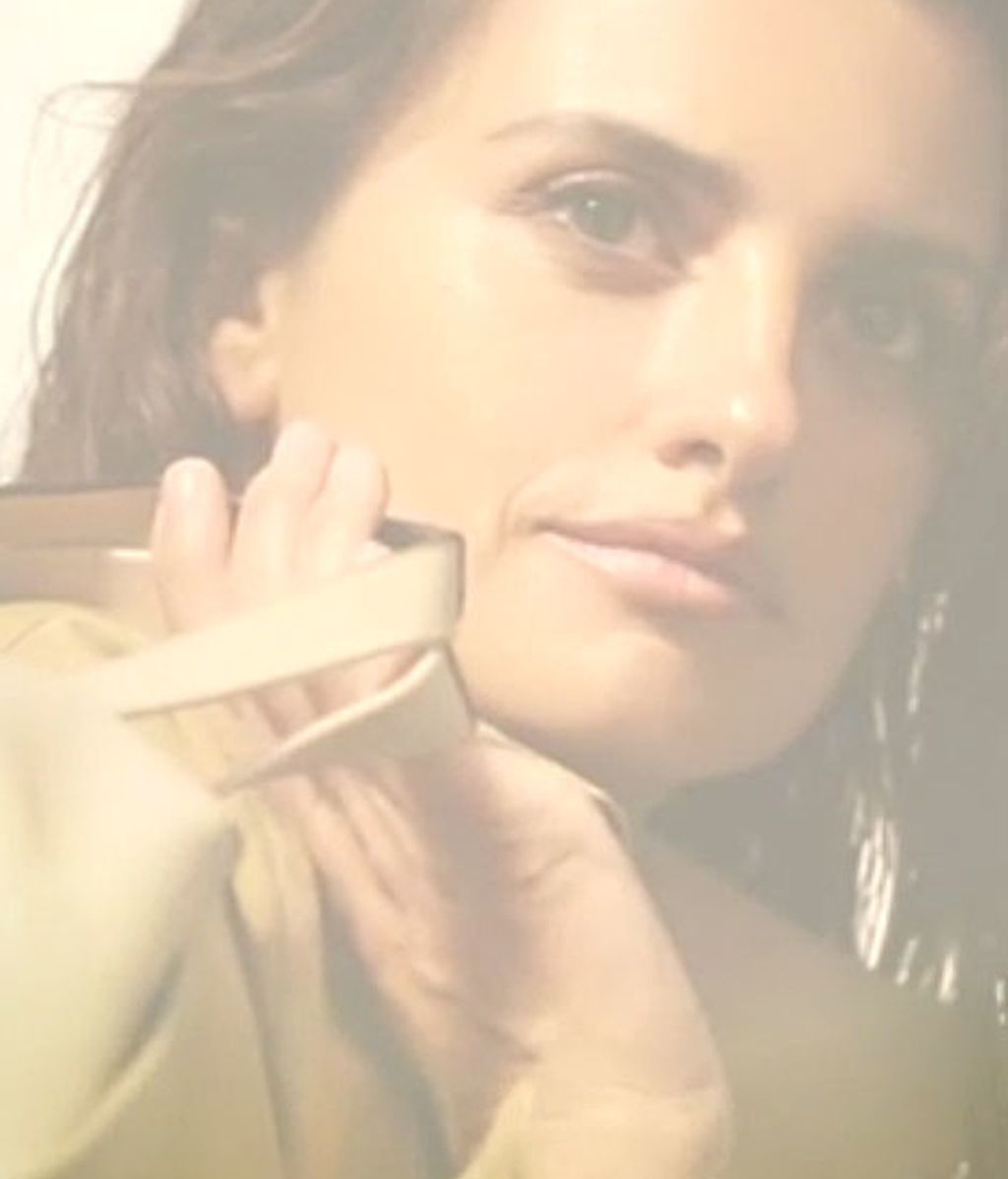 La paleta de colores es en tonos nude, blanco y gris