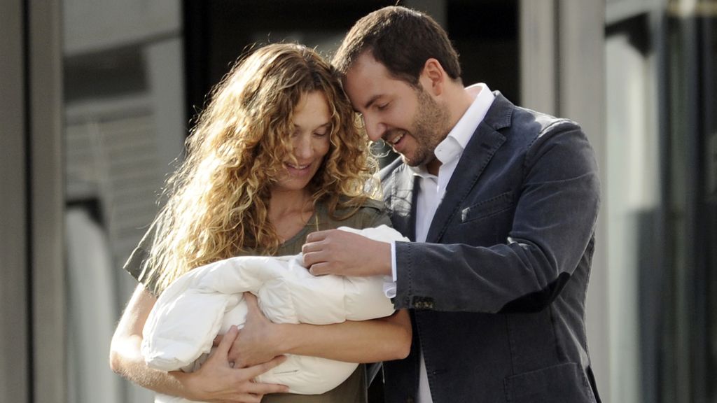 Blanca Cuesta y Borja Thyssen abandonan el hospital con su hijo Enzo