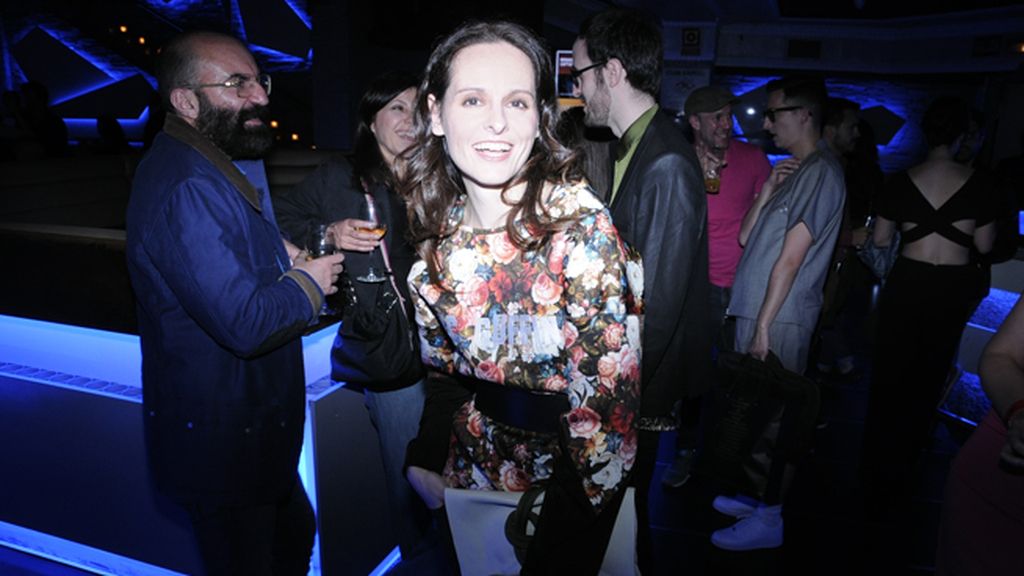 Ana Locking con uno de los diseños de su última colección "McGuffin"