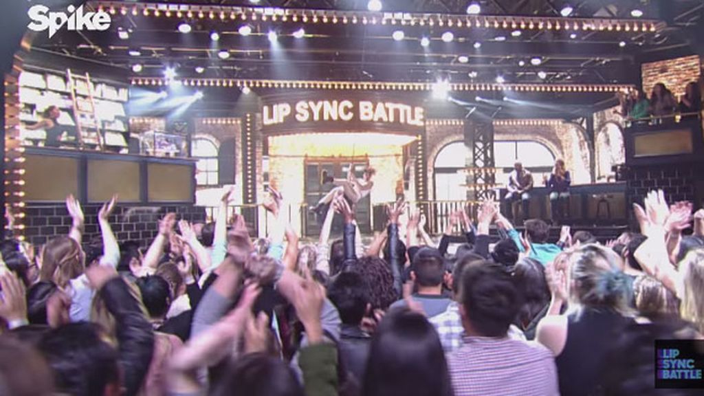 Anne Hathaway se atreve a imitar el 'Wrecking Ball' de Miley