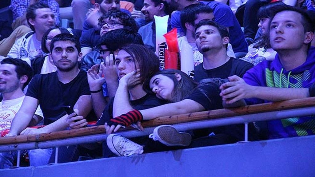 Miles de aficionados jalean a los equipos durante las finales de la 'LCS' en Madrid
