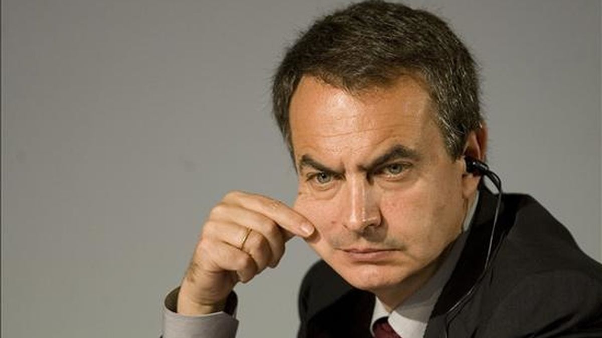 Para Zapatero, cuanto antes se alcance un nuevo modelo basado en el desarrollo de las energías renovables y quienes antes apliquen ese modelo, "tendrán el liderazgo". EFE