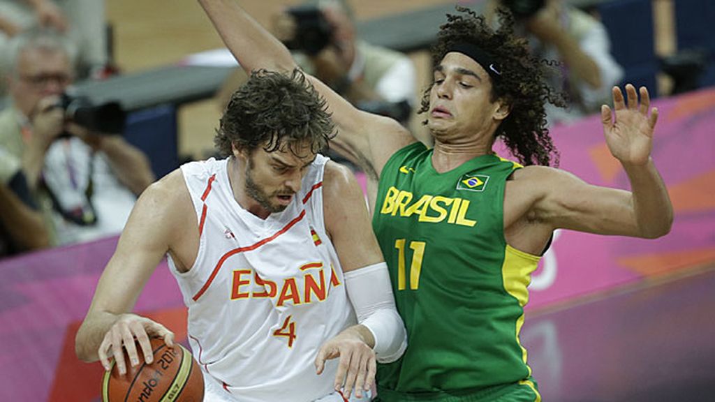 Anderson Varejao con Pau Gasol