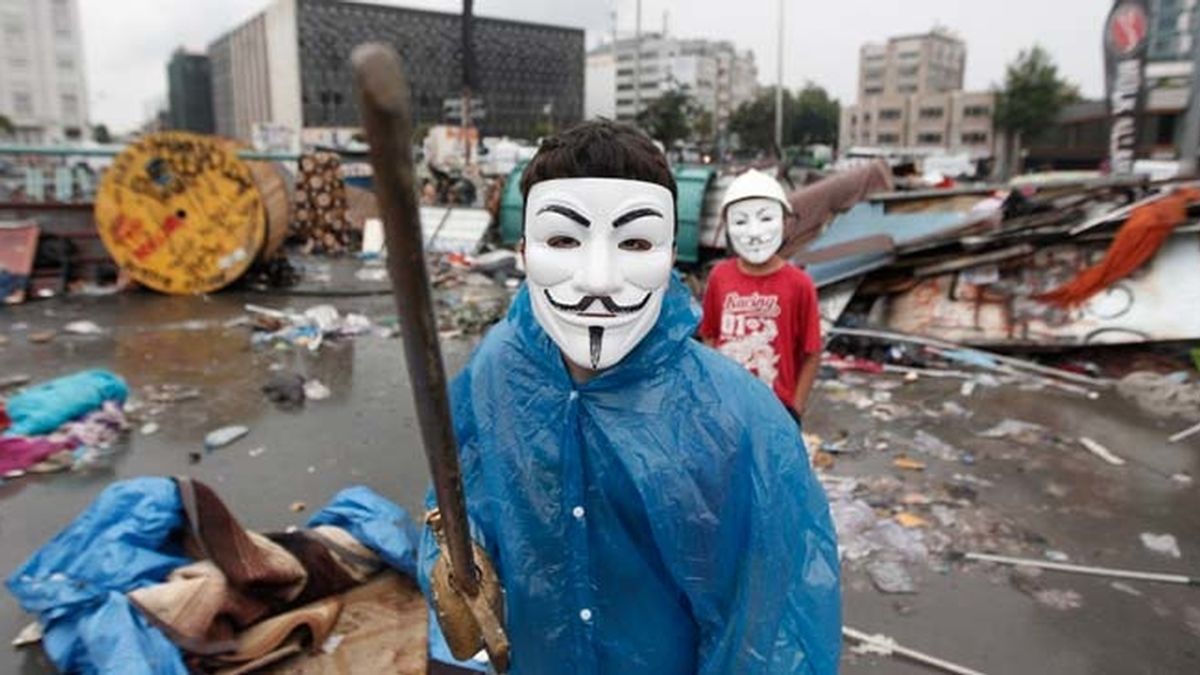 Un manifestante turco en la plaza Taksim con una careta de Anonymous