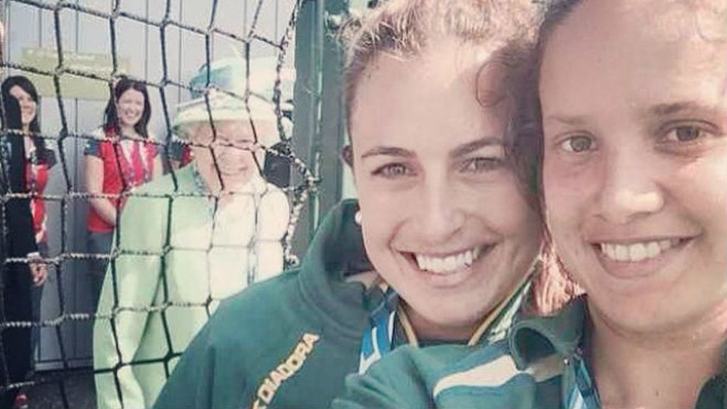 El premio al mejor photobomb del 2014 se lo lleva la Reina Isabel II en su visita a Sudáfrica