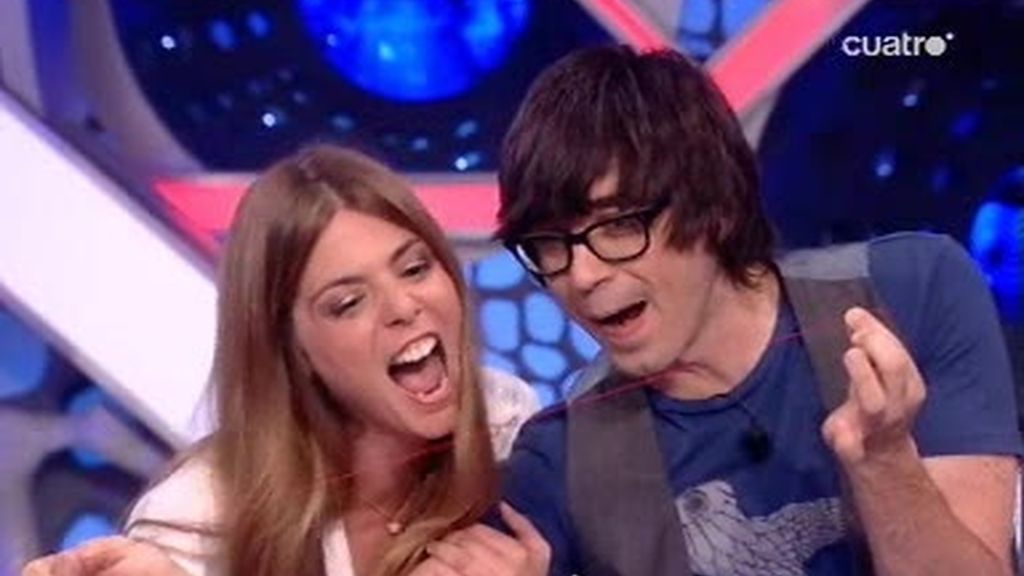 Luis Piedrahita explica a Manuela Velasco como se hacen las rayas de la pasta de dientes