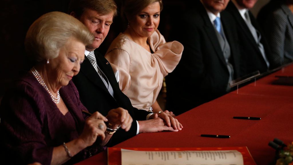 La reina Beatriz firma el acta de abdicación