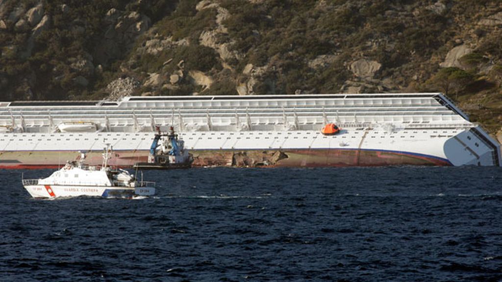 Escenas del hundimiento del crucero en la costa italiana