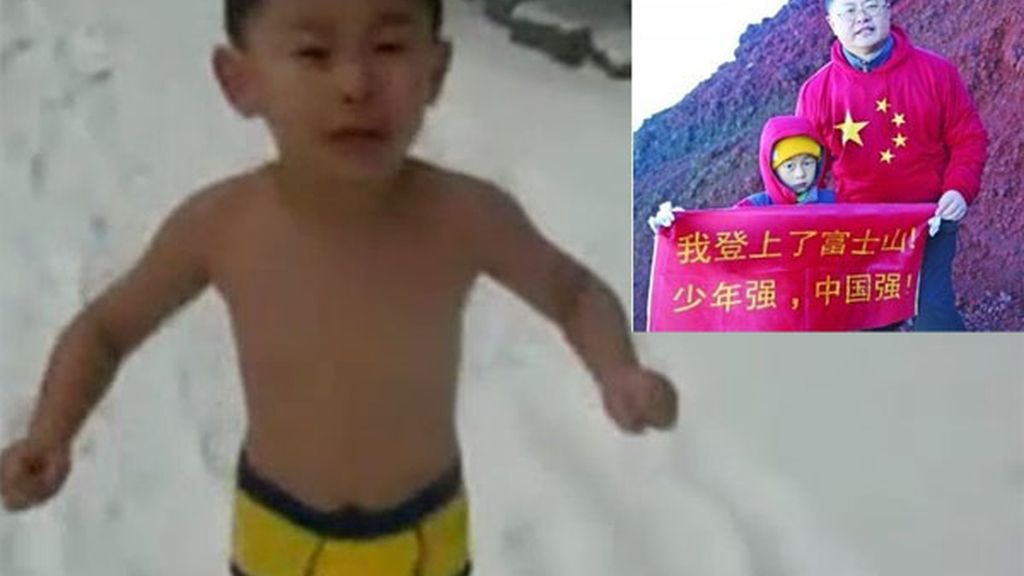 El niño a la izquierda en una imagen del vídeo que reveló el método educativo de su padre. A la derecha tras llegar a la cima del Monte Fuji.