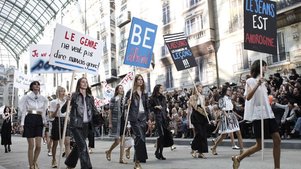Pancartas, megáfonos... Chanel apuesta por el 'girl power' en la París Fashion Week