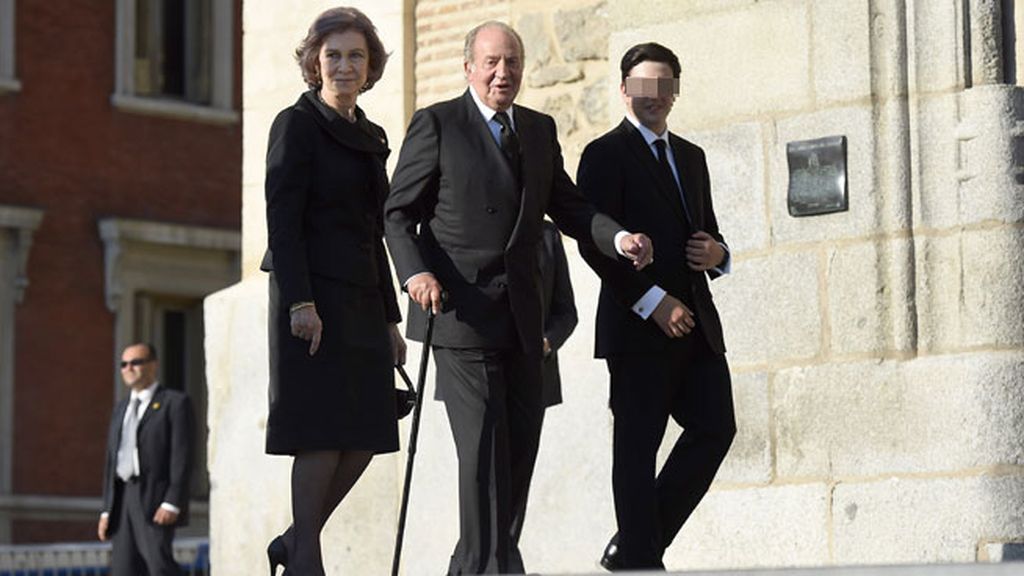 Doña Sofía y don Juan Carlos junto a Boris, el hijo de Kardam y Miriam