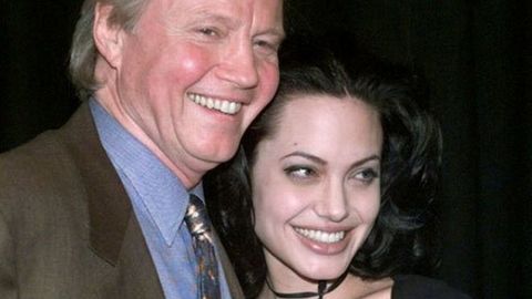 El actor Jon Voight y padre de Angelina Jolie se enteró por el periódico de  la operación