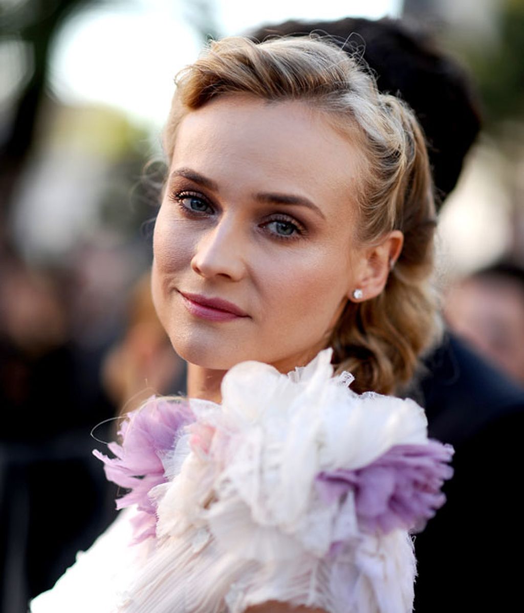 Irina, enseñando cacha, acompaña a Brad Pitt en la premier de su pelicula