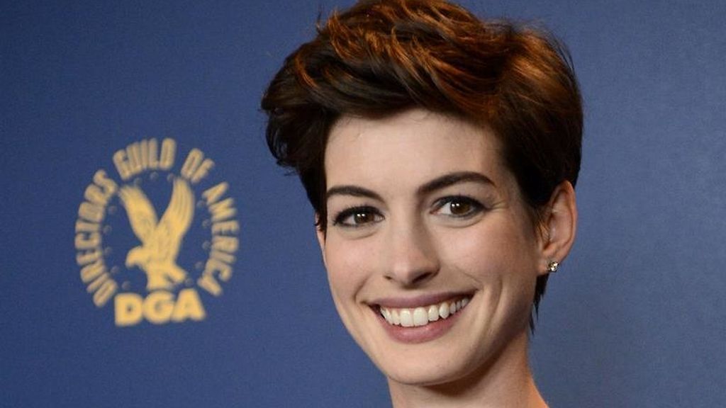 Anne Hathaway, lució un vestido de estampado tapiz