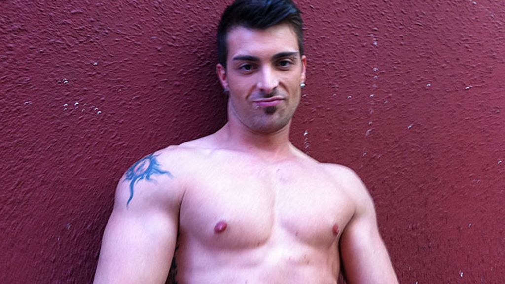 Músculos y tatuajes 'visten' su piel de arriba abajo