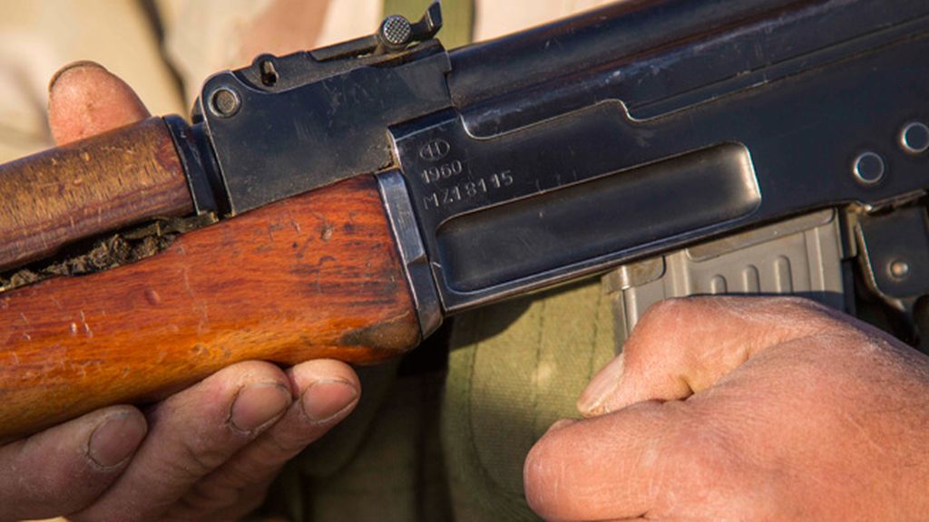 Muchos son abuelos y tienen armas muy antiguas