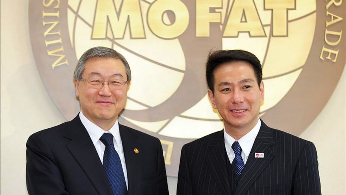 El ministro de Exteriores japonés, Seiji Maehara (dcha), estrecha la mano a su homólogo surcoreano, Kim Seung-Hwan (izq), antes de la reunión manteinda hy en Seúl (Corea del Sur). EFE