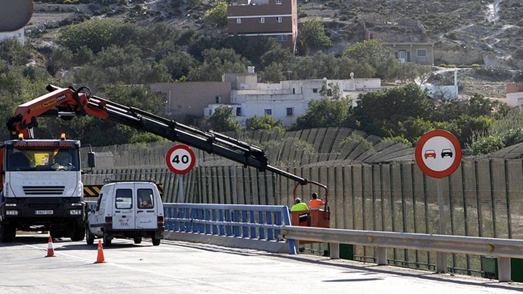 Más de trescientos inmigrantes entran en Melilla tras saltar la valla por segundo día