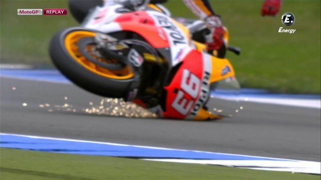 Aparatosa caída de Marc Márquez en los libres de Assen