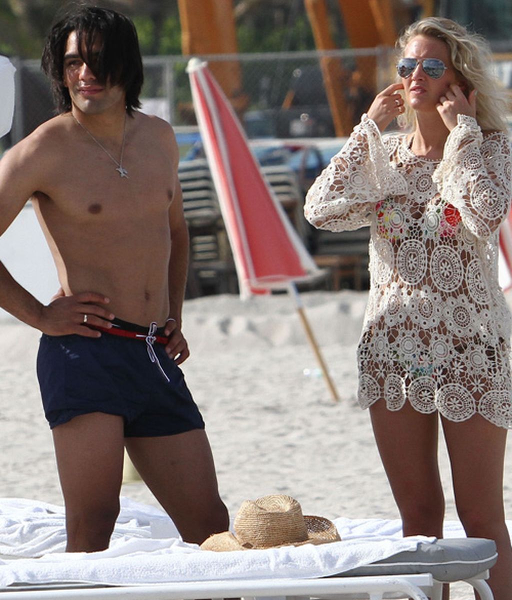 Falcao besa muy cristianamente a su mujer Lorelei en las playas de Miami