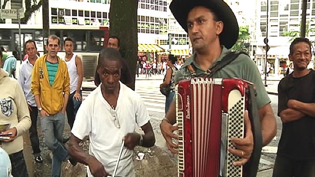 Cientos de músicos se ganan la vida tocando en la calle