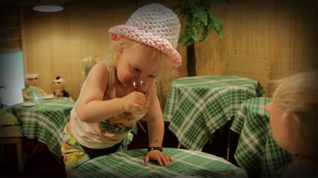 Una bebé 'borracha' triunfa en la Red