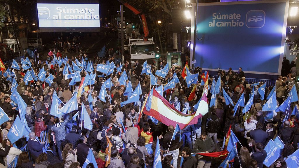Simpatizantes en las inmediaciones en la sede del Partido Popular