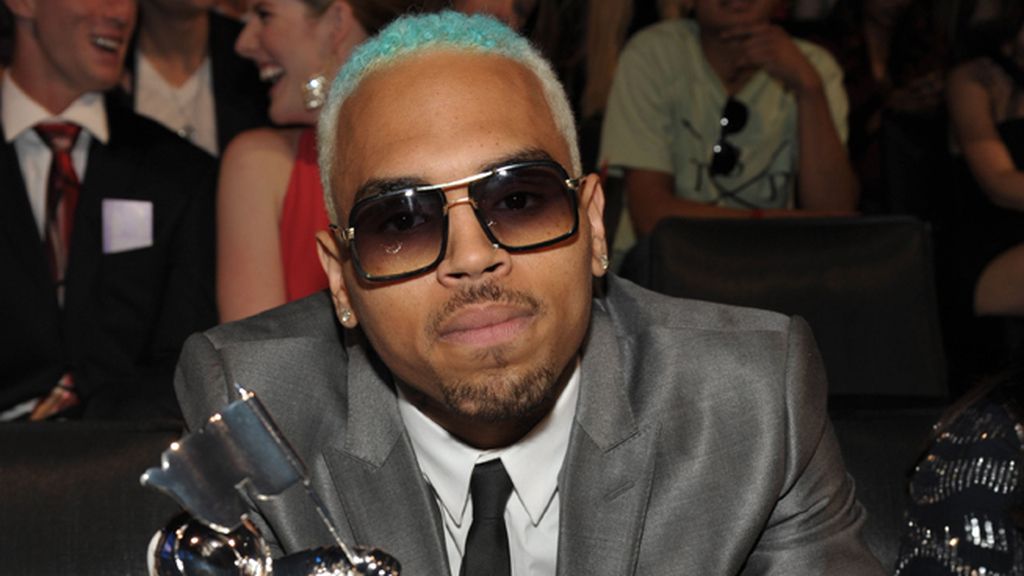 Chris Brown, corto y azul