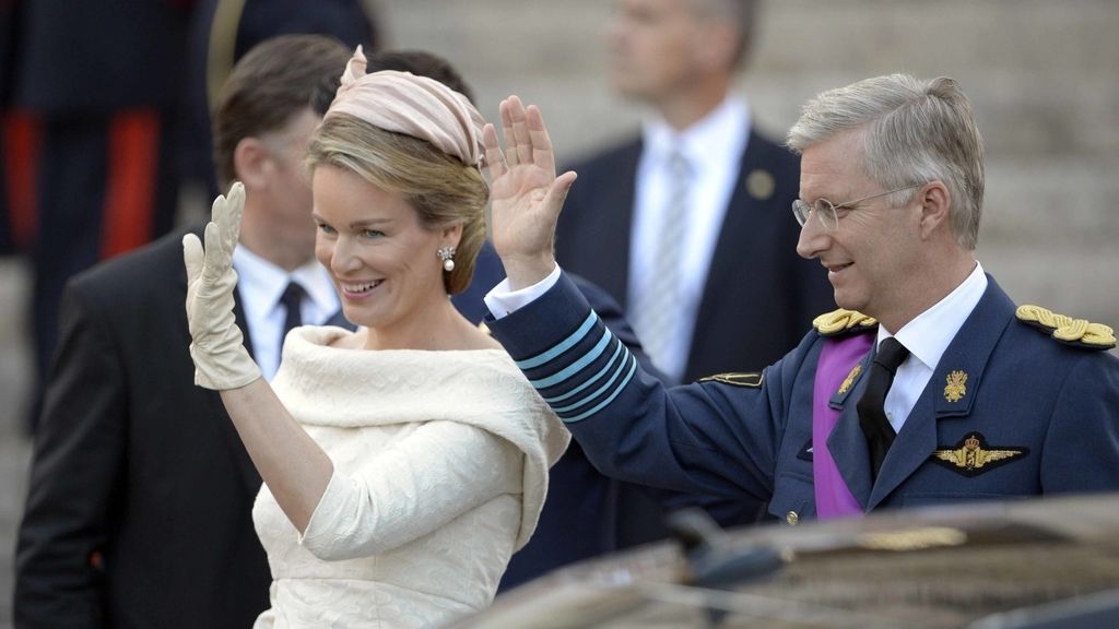 Felipe, de militar, y Matilde, de blanco, en su debut como nuevos reyes de Bélgica