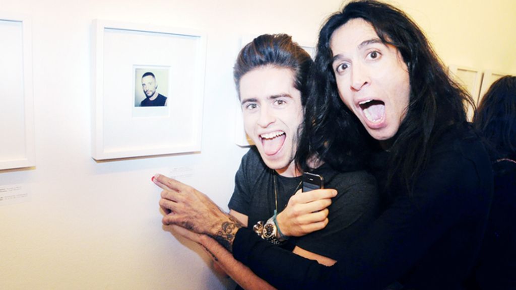 Unos divertidos Pelayo Díaz y Mario Vaquerizo recorrieron juntos la exposición