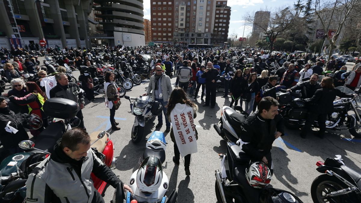 Un marcha motera por la Sanidad Pública recorre las calles de Madrid