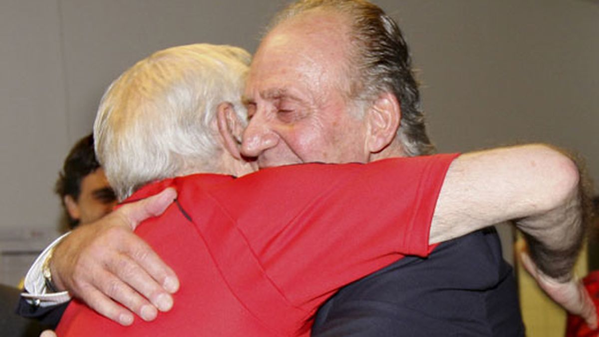 El rey Juan Carlos abraza a Aragonés tras el partido España-Italia. Foto: EFE