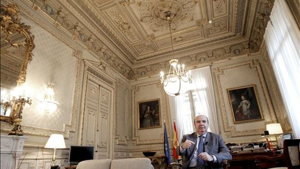 El secretario de Relaciones Institucionales y Política Autonómica del PSOE, Gaspar Zarrías, en una entrevista con EFE, afirmó que considera que el presidente del PP, Mariano Rajoy, no llegará a gobernar porque "no se lo cree" y porque "se pasa el día en la tumbona esperando a que caiga la fruta madura", pero le cae ya "podrida". EFE El secretario de Relaciones Institucionales y Política Autonómica del PSOE, Gaspar Zarrías, en una entrevista con EFE, afirmó que considera que el presidente del PP, Mariano Rajoy, no llegará a gobernar porque "no se lo cree" y porque "se pasa el día en la tumbona esperando a que caiga la fruta madura", pero le cae ya "podrida". EFE