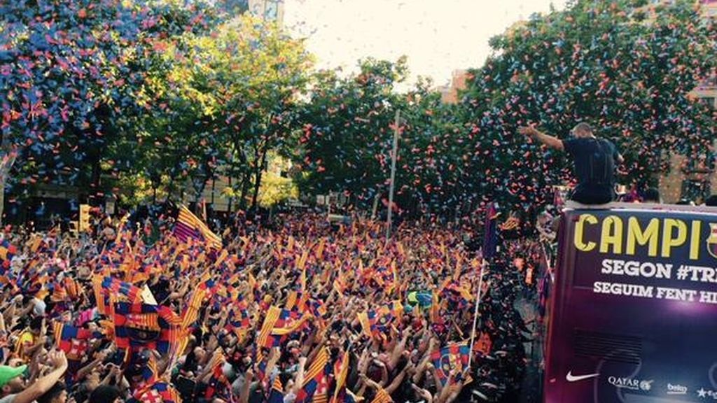 Barcelona celebra con sus héroes la 'quinta'