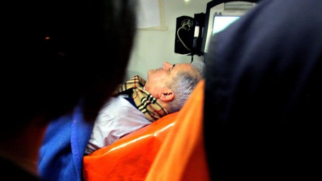 El exprimer ministro de Rumania Adrian Nastase, en el interior de una ambulancia mientras es llevado a un hospital de Bucarest.
