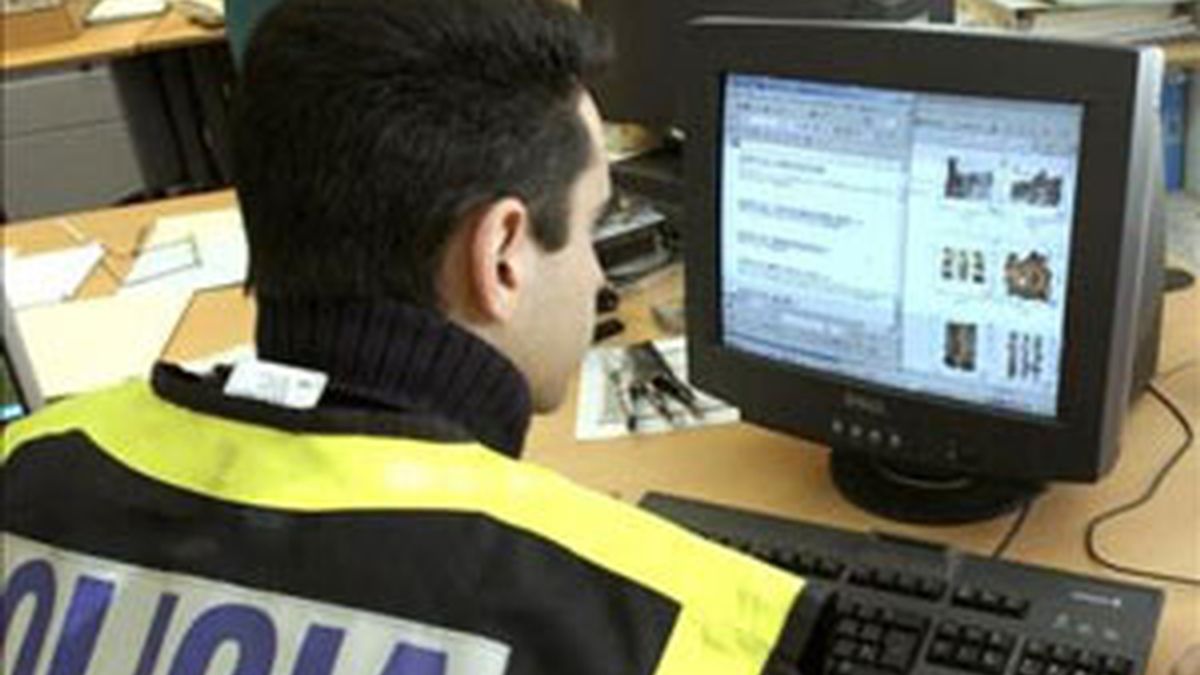 Un miembro de la Policía Nacional frente a un ordenador