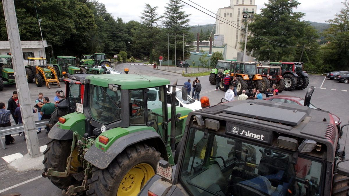 Ganaderos bloquean ya la totalidad de las industrias lácteas gallegas y piden apoyos para cerrar distribución