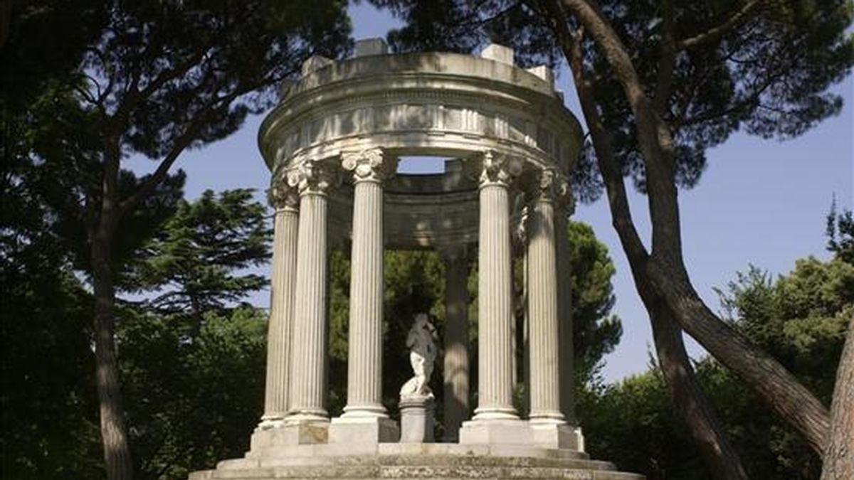 Construcción diseñada por el británico Clifford en 1856 y emplazada dentro del parque "El Capricho" de Madrid. EFE/Archivo